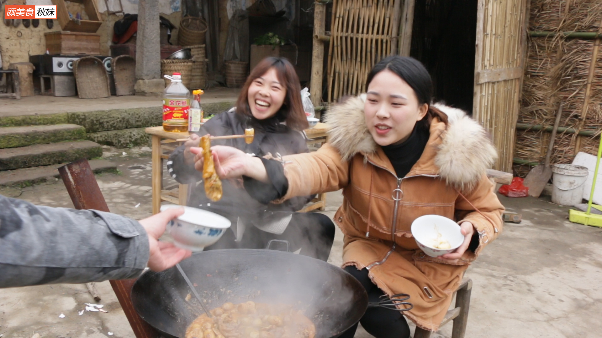 秋妹和姐姐今天做柴火鸡,又香又辣川味十足,一只鸡不够吃,美味